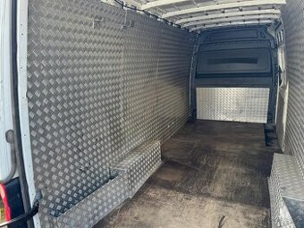 Hliníková vestavba včetně dřevěné podlahy na Sprinter