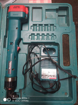 MAKITA 6704D úhlový utahovák