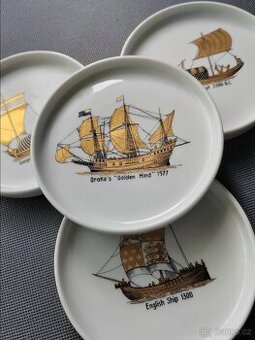 Nádherný porcelánovy podtacky s dekorem starožitné lodi