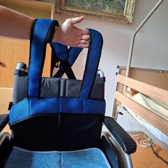 Pás k invalidnímu vozíku