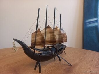 Loď - zřejmě kost/kel/roh