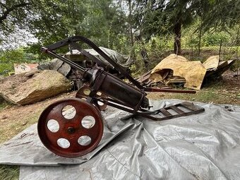 Stará ruční hasičská pumpa značky Vulkan