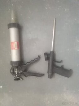 Pistole na tmel, a montáž  penu