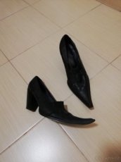 Černé boty na podpatku