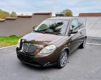 Lancia Ypsilon 1.4 70 KW Versus 1 z 500ks