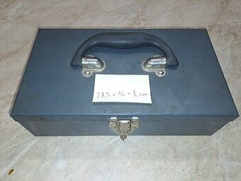 Plechová uzamykací krabička na nářadí