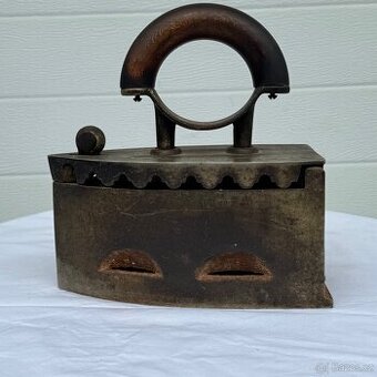 Stará litinová žehlička s koulí