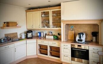 Zdobená venkovská kuchyně se spotřebiči,6368