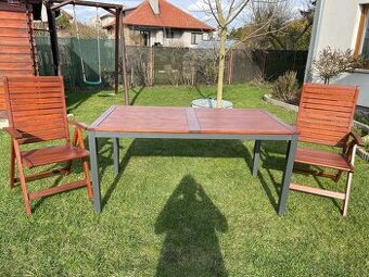 Zahradní nábytek velký stůl a dvě sklopné židle