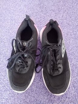 Dívčí boty na tělocvik Umbro, vel. 37,5