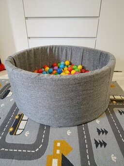 Suchý bazének s míčky