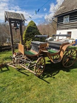 Historický kočár bryčka, vůz za koně