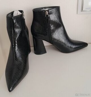 Černé kotníkové v.40