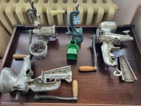 Kráječe, mlýnky, mašinky, struhadla, síta