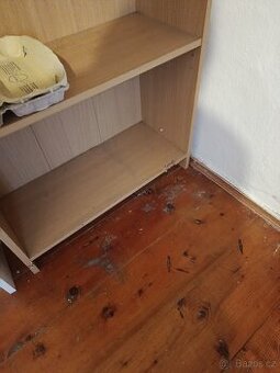 Psací stůl a knihovna