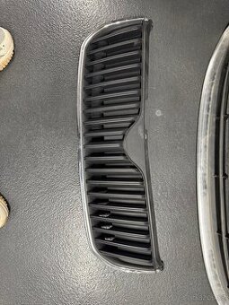 Přední mřížka nárazníku Škoda Superb II – výborný stav