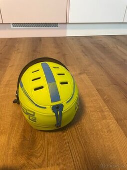 Dětská helma se zabudovaným zorníkem