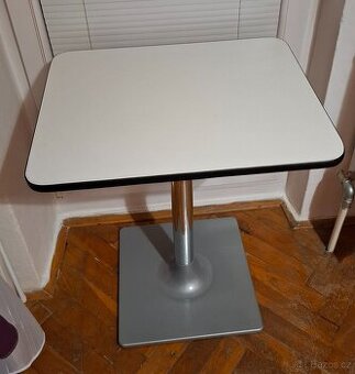 Kulatý kávový stůl