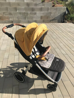 Petite&Mars Royal Kočárek 2022 - Dense Honey