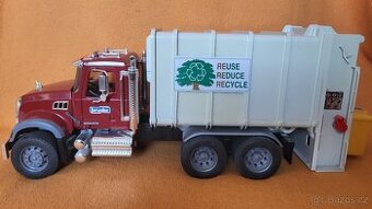 Bruder MACK popelářské auto – zadní nakládání (02810)