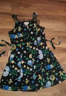 Krásné šaty velikost M - 1