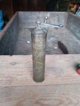 Starožitný mosazný mlýnek.