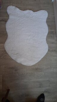 Chlupatá předložka/ bílý koberec