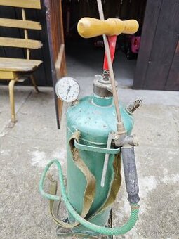 Zahradni postřikovač