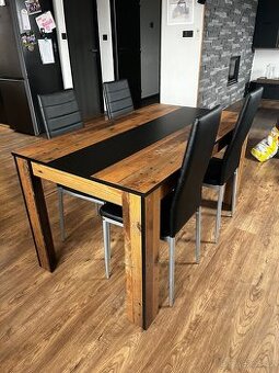 Jídelní stůl s židlemi