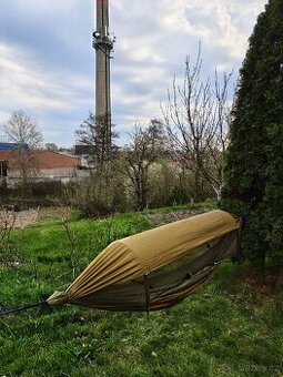Hamaka s moskytiérou a stříškou