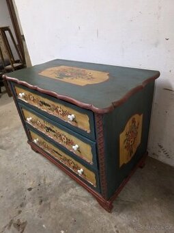 Malovaná komoda po celkové starší renovaci