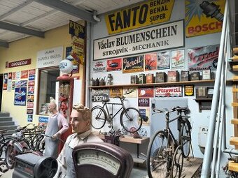 Staré reklamní cedule,figuríny,historie obchodu a řemesel