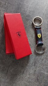 Originální kožená Ferrari klíčenka