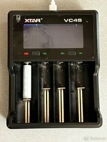 XTAR VC4S - na NiMH i Li-ion baterie, vadný displej