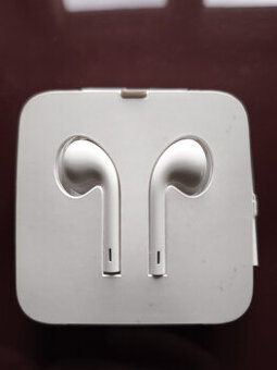 Sluchátka Apple EarPods Lightning s mikrofonem