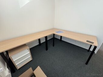 Psací stoly a knihovna