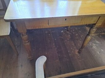 Stůl starý. fládrovaný s 2 ks židlí