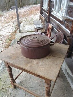 Velký smaltovaný hrnec s poklicí