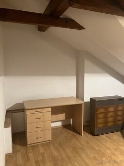 Psací nebo PC stůl