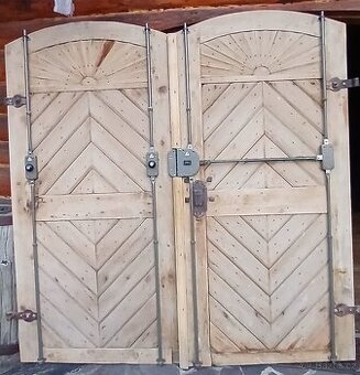 Staré dřevené  dboukřídlé dveře do oblouku-selský styl