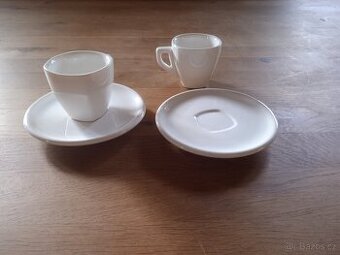 Hrnky s podšálky na kávu