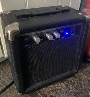 Funkční kytarové kombo Dimavery DM G10 včetně kabelu