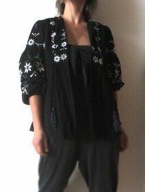 Černý lehký kabátek vyšívaný