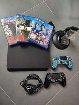 Playstation 4 Slim, 2x PS4 ovladač, nabíjecí stojánek, hry
