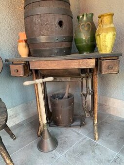 Spodní část šicího stroje ve dřevě SINGER