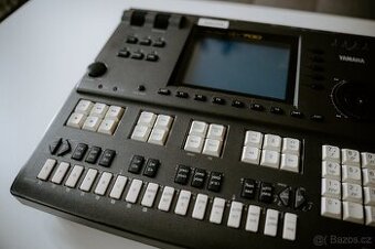 Yamaha QY700 – MIDI sequencer / workstation