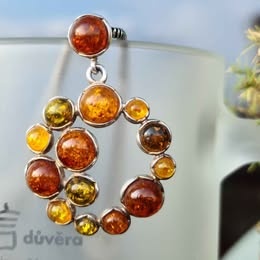 Tribarevny jantarovy přívěšek ve stříbře