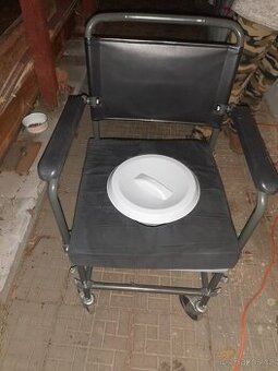 Pojízdné toaletní křeslo+ 2 ks měkkého polstrování
