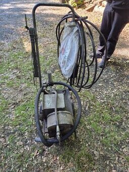 Kovofinis strikaci zarizeni