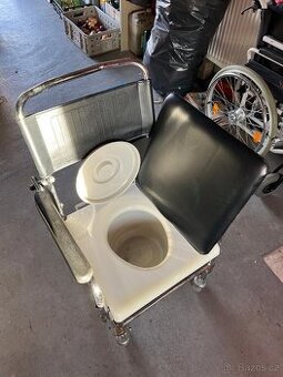 Toaletní křeslo pojizdne